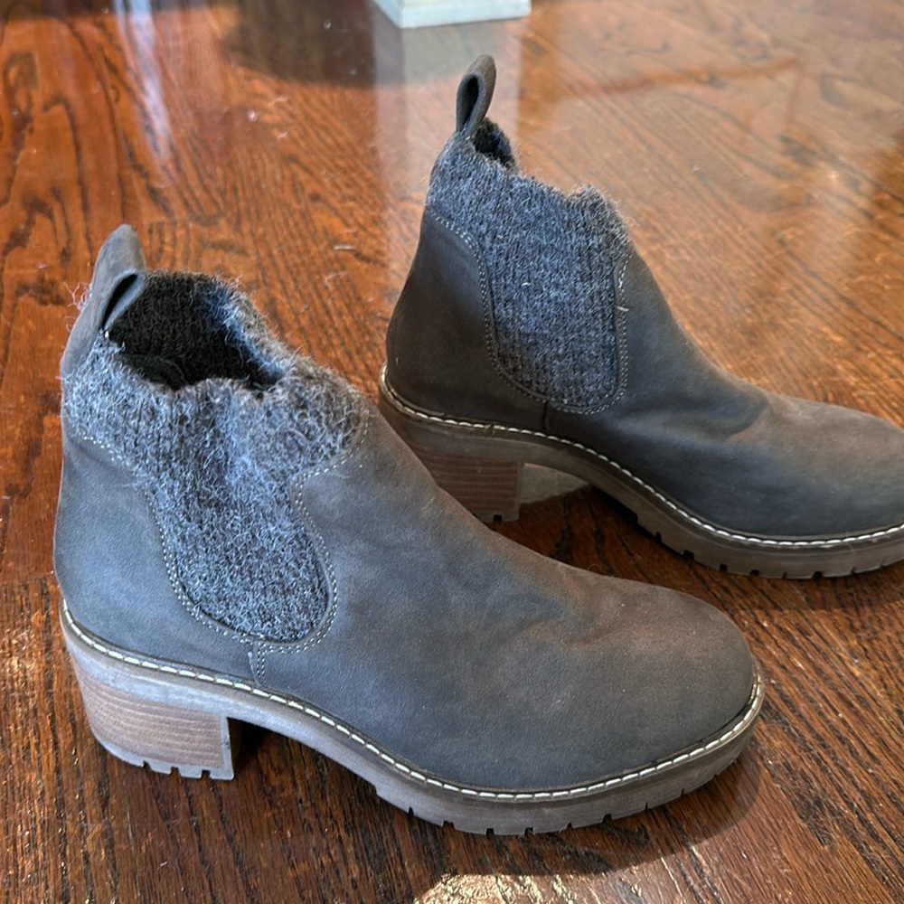 NWOT Lug Sole Grayish-Brown heeled Bootie